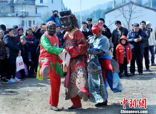 请傩神、跳傩舞，吸引了众多群众和游客观看。　卓忠伟　摄