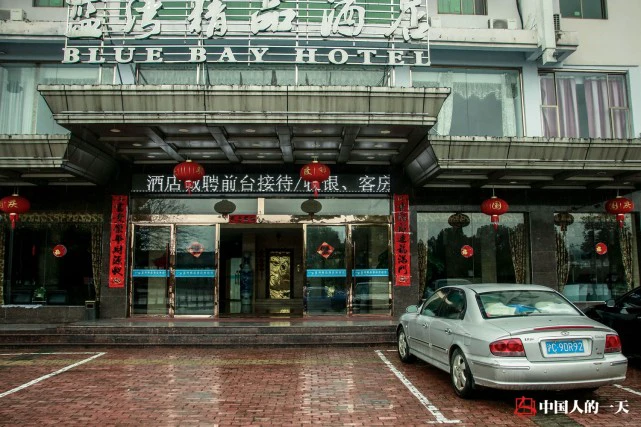 某酒店门前,没有一辆旅游大巴,去年这个时候则是爆满。